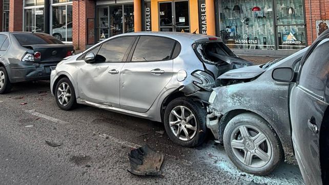 Un joven de 27 años debió recibir asistencia médica tras chocar tres vehículos estacionados y experimentar deficiencia respiratoria&nbsp;