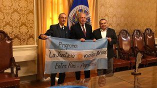 Vega (izq.)&nbsp;con Luis Almagro, secretario general de la Organización de Estados Americanos (OEA)