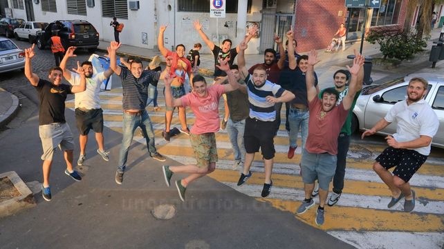 Los jugadores del Albiceleste siguen celebrando el ascenso a Primera. Ayer lo hicieron en la calle.&nbsp;