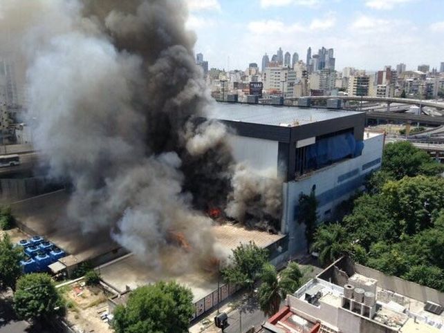 Una densa columna de humo pudo verse desde diversos puntos de la ciudad de Buenos Aires.