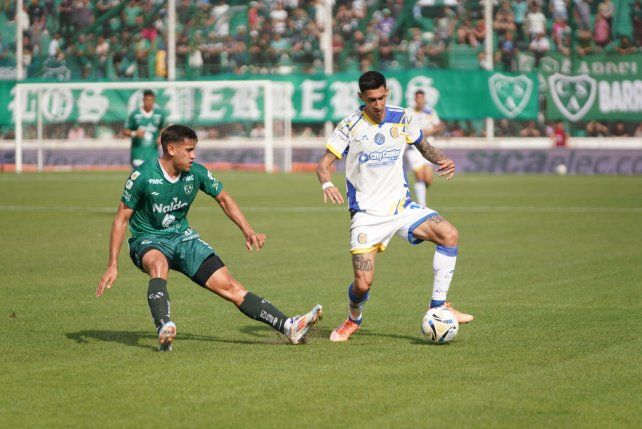 Angelito Di María controla y encara en el partido ante Sarmiento