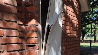 Escena repetida del vandalismo: hace días, volvieron a encontrar la puerta del cuarto donde guardan las pertenencias del grupo barreteada, y el lugar saqueado.