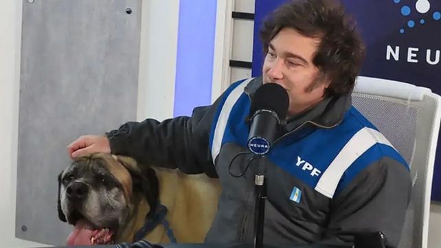 Milei apareció en varias aportunidades con el mameluco de YPF.