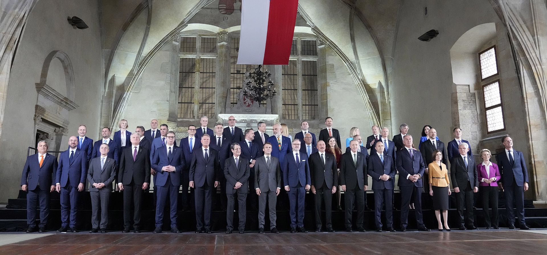 Los líderes posan para una foto grupal durante una reunión de la Comunidad Política Europea en el Castillo de Praga en Praga, República Checa, el jueves 6 de octubre de 2022. Líderes de alrededor de 44 países se reúnen el jueves para lanzar una