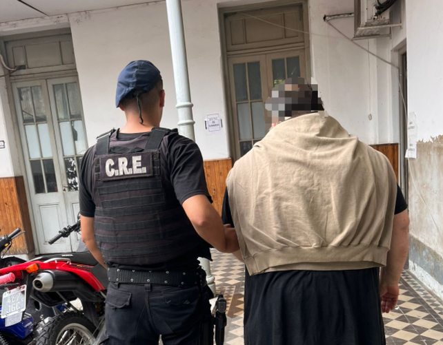 Amenazó de muerte a su hijo y su pareja en calle Francia al 1900 y le secuestraron tres armas