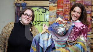 Combinar colores y alegría para hacer ropa con identidad propia