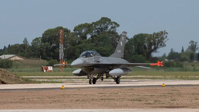 Los primeros aviones F-16 comprados a Dinamarca pasaron por Buenos Aires (CABA). Tras el vuelo rasante sobre la ciudad