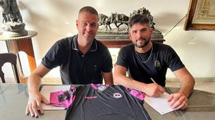 Central Córdoba. El presidente Omar Vicente junto a Matías Giroldi, quien estampó la firma y regresa al Matador.&nbsp; 