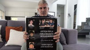 Matías Bagnato muestra la foto de su familia y de un amigo de su hermano, muertos en la masacre de Flores.