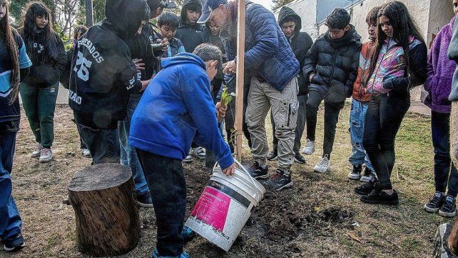 La Municipalidad de Paraná plantó árboles nativos en la Escuela Soler para fortalecer el arbolado urbano.