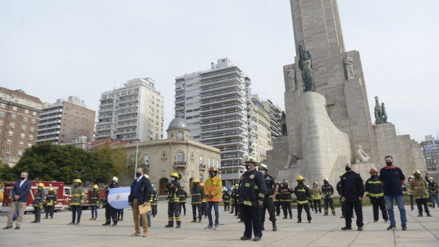 Bomberos voluntarios de distintos puntos del sur provincial realizaron una protesta en el Monumento para exigir la vacuna.