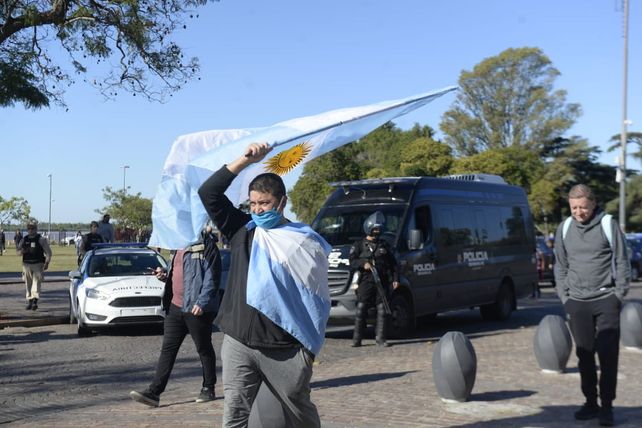 Las imágenes de los incidentes del Monumento por la protesta anticuarentena