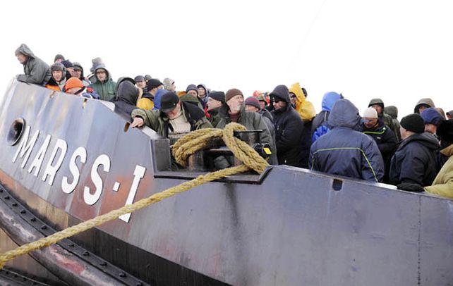 Los pescadores rescatados de los témpanos flotantes