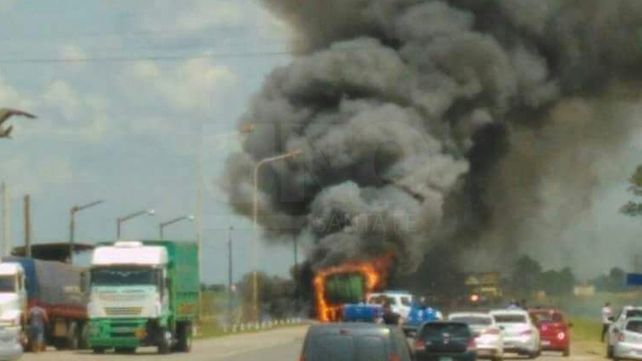 Se incendió el acoplado de un camión en tránsito por la ruta provincial Nº 13 en Estación Clucellas
