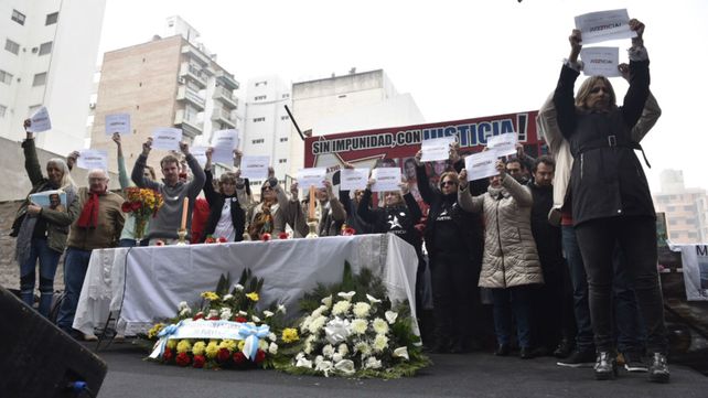 Los familiares de las víctimas en el acto de esta mañana. Hubo un fuerte reclamo de justicia.