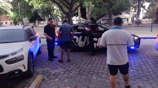 Uno de los cuidacoches quedó bajo arresto sobre avenida Belgrano.