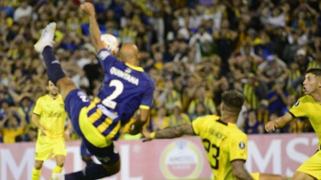 Tremenda pirueta de Carlos Quintana para el 1 a 0 de Central en Copa Libertadores. Superó a Juan Antonio Pizzi.