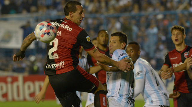 Lema no alcanzó a rechazar en el partido en Tucumán. El zaguero se perjudicó al romperse la línea de tres.&nbsp;