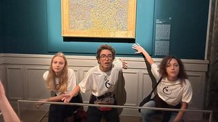 El Van Gogh atacado y sus agresores, que se pegaron a la pared y lanzaron consignas.&nbsp;