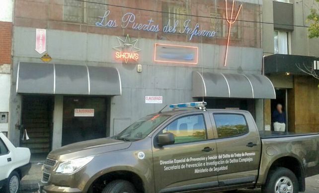 Una camioneta del Ministerio de Seguridad permanecía en la puerta del sexy bar poco después de la clausura.