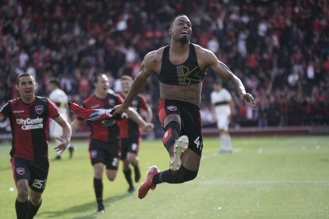 &nbsp; Festejo colombiano. Willer Ditta salta&nbsp;de alegr&iacute;a tras anotar el 2 a 0 ante el l&iacute;der Boca, el a&ntilde;o pasado en el Parque.