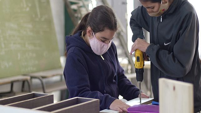 En las escuelas técnicas crece la matrícula y hay más mujeres