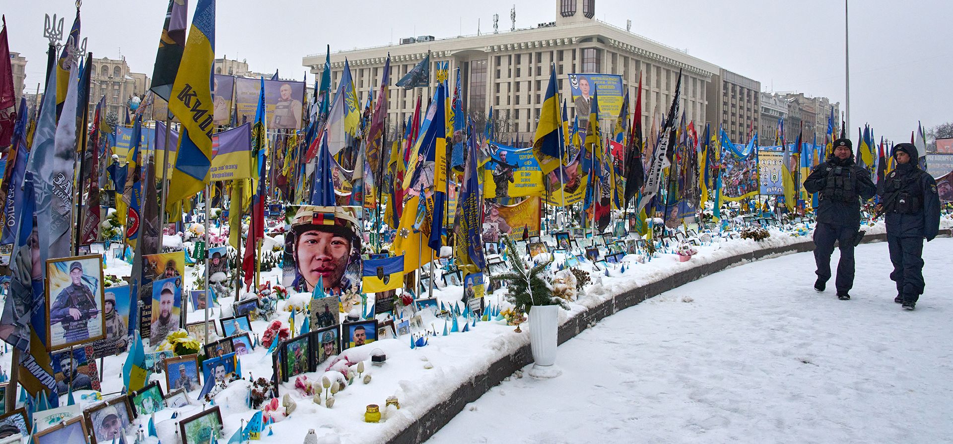 Agentes de policía pasan junto al monumento improvisado y nevado a los soldados caídos en la plaza principal de Kiev, Ucrania, el jueves 8 de enero de 2026. (Foto AP/Efrem Lukatsky)