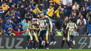 Los futbolistas canallas celebran tras el gol de Malcorra, ante Talleres, en el último triunfo en el Gigante.