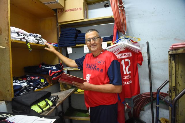 Una utilería de primer nivel. Marcelo Araña mostró en su lugar de trabajo las nuevas indumentarias que lucirán los charrúas ante Liniers.