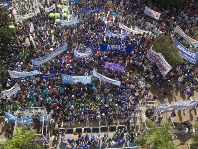 La movilización en la capital provincial contó con la participación de 15 mil docentes.