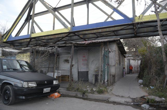 El pasillo al que se ingresa por calle Schmild y en el cual encontró la muerte Yoana Maciel.