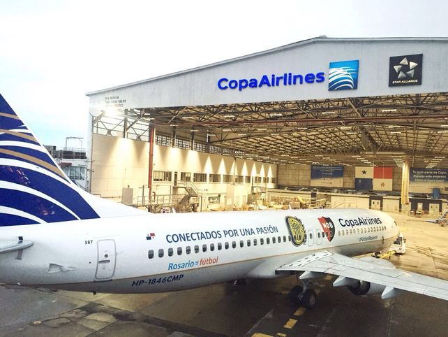 El avión de Copa que hoy desembarca en Rosario luce los escudos de Newells y Central