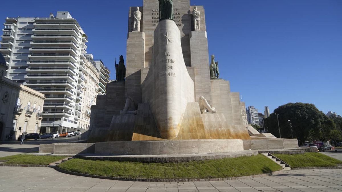 A días de inaugurada la restauración, siguen las obras en el Monumento a la Bandera