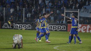 Central se despachó con ocho goles en dos partidos. En Tucumán selló el resultado con un golazo de Julián Fernández.