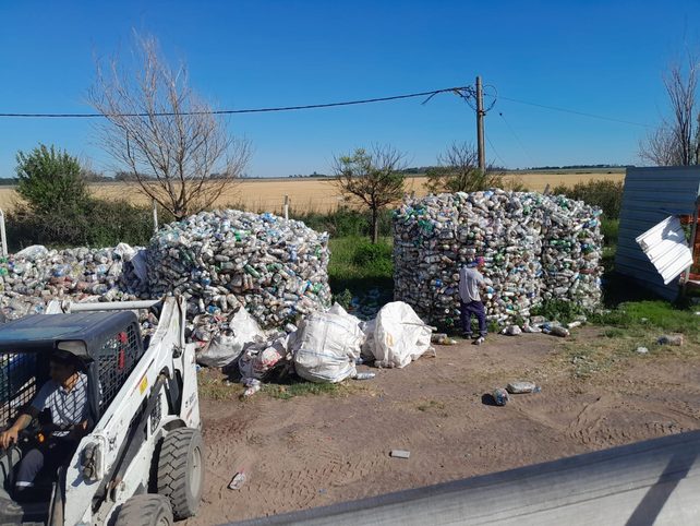 En ese viaje a Buenos Aires se enviaron alrededor de 4060 kilogramos de ecobotellas a la planta de acopio de la Fundación Botellas