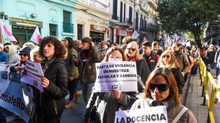 Marcha. Las escuelas fueron blanco de ataques en los últimos días. Los docentes pidieron paz de manera pública.