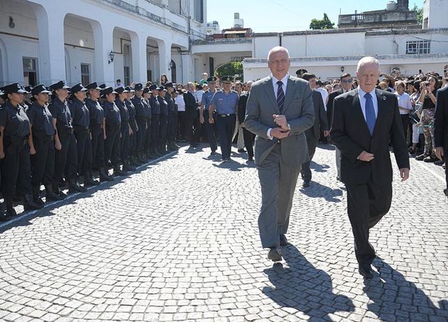 El gobernador y el ministro de Seguridad en el acto de egreso de 900 cadetes del Instituto de Seguridad Pública.