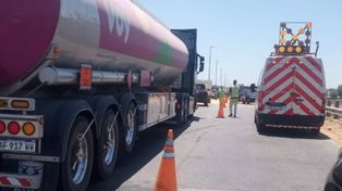 Volcó un camión con maíz en la autopista a la altura del arroyo Saladillo y saquearon la carga