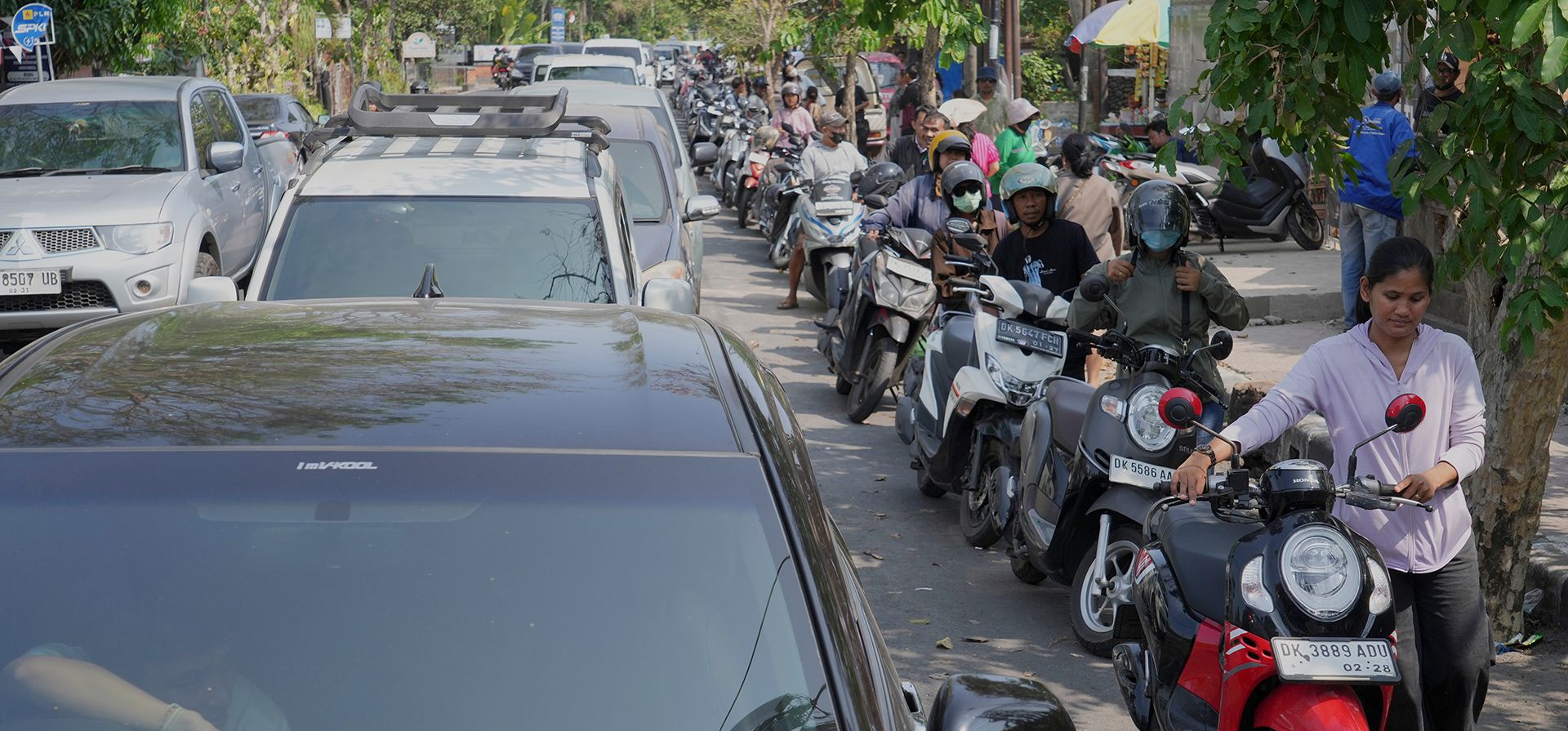 Personas hacen fila en una gasolinera en medio de una escasez de combustible en Denpasar, Bali, Indonesia, el miércoles 14 de octubre de 2026. (Foto AP/Firdia Lisnawati) Personas hacen fila en una gasolinera en medio de una escasez de combustible en Denpasar, Bali, Indonesia, el miércoles 14 de octubre de 2026. (Foto AP/Firdia Lisnawati)