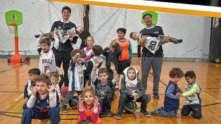 Los chicos del básquet de Estudiantes presentes.