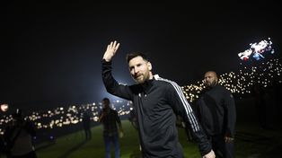 Lionel Messi estuvo en la despedida de Maxi Rodríguez y fue ovacionado por los leprosos en un Coloso