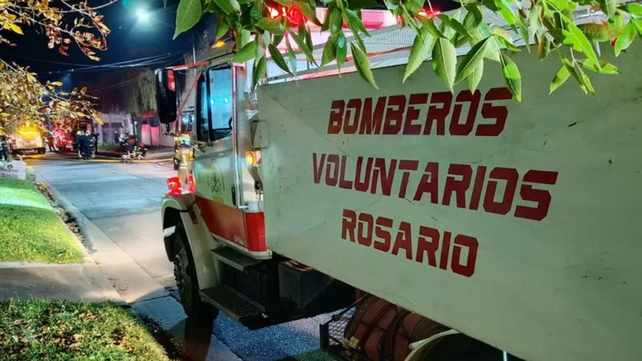 El incendio fue abordado en primera instancia por los bomberos voluntarios
