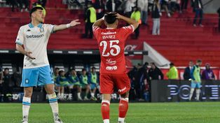El lamento del jugador de Huracán ante el colega de Racing. En el Ducó hubo un guiño a Newells, que ahora deberá aprovechar.
