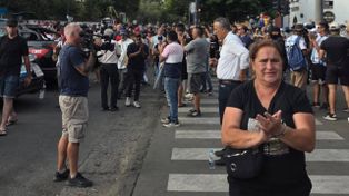 Los policías celebraron frente a la Jefatura el anuncio de suba salarial: se levantó la protesta