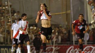 El gol del Gato. Mauro Formica celebra el 1 a 0 del triunfo, el 3 de mayo de 2009.