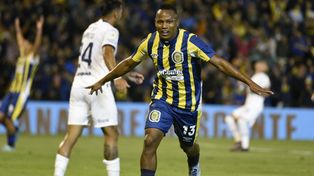 Campaz, el más bicho, celebra su gol, el que le dio el triunfo al canalla.&nbsp;