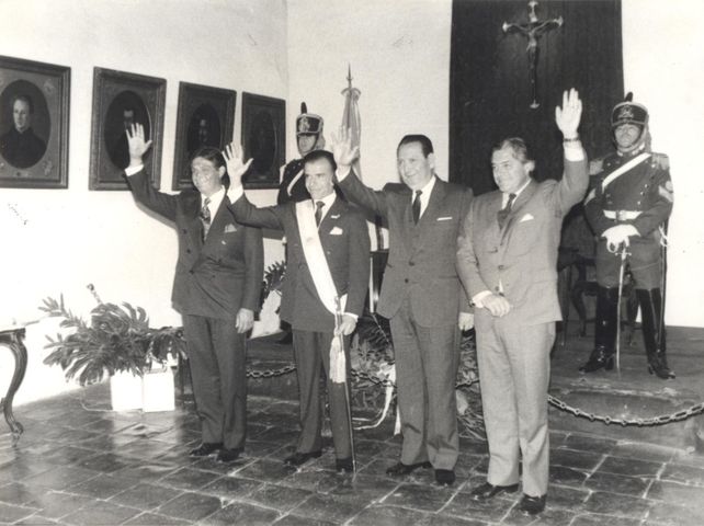El presidente argentino en el medio junto a tres presidentes sudamericanos: el de Bolivia, Jaime Paz Zamora; el de Paraguay, Andrés Rodríguez y el de Uruguay, Luis Lacalle. 