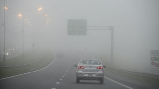 Este miércoles 21 de junio llegó con espesos bancos de niebla en toda la región. También afectaban la visibilidad en muchos sectores de la ciudad.&nbsp;