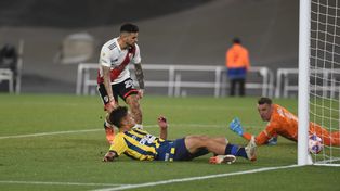 Alejo Veliz impacta con derecha y marca ante la mirada atónita de Armani y Elías Gómez.