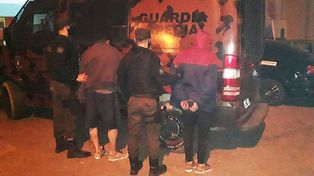 {alttext(Operativo en Paraná&nbsp;terminó con dos polic{ias heridos&nbsp;,Paraná: hirieron policías y dañaron móviles en un operativo )}